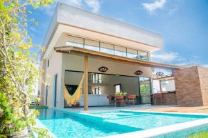 Casa de alto padrão em muro alto