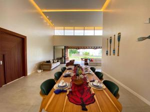 Casa de alto padrão em muro alto