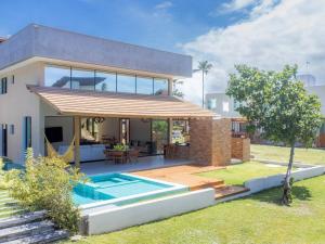 Casa de alto padrão em muro alto