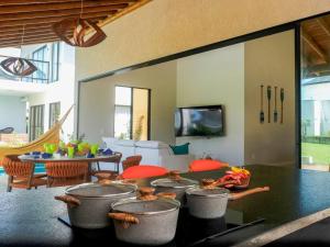 Casa de alto padrão em muro alto