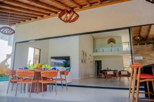 Casa de alto padrão em muro alto