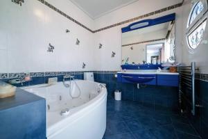 4 Bed Villa - Sleeps 10 - Pets - Pool - HotTub