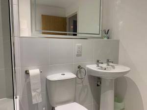 Bright 1 bed Apartment with Parking