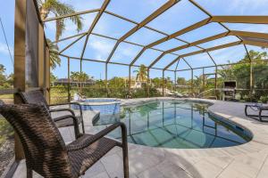 Waterfront Living, Dock, Heated Pool & Spa - Gulf Gate Oasis - Roelens