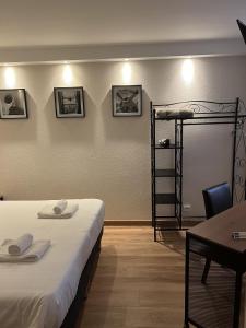 Hotels Au Bec Fin Hotel : photos des chambres