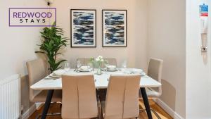 Newly Refurbished Spacious Serviced Apartment for Contractors and Families, Free WiFi & Netflix By Redwood Stays