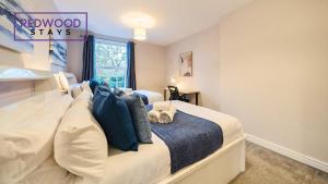 Newly Refurbished Spacious Serviced Apartment for Contractors and Families, Free WiFi & Netflix By Redwood Stays