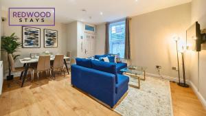 Newly Refurbished Spacious Serviced Apartment for Contractors and Families, Free WiFi & Netflix By Redwood Stays