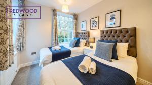 Newly Refurbished Spacious Serviced Apartment for Contractors and Families, Free WiFi & Netflix By Redwood Stays