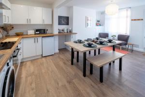 6B3B Contractor House Sleeps 12 Near Coventry Hospital & City Centre Free Nearby Parking