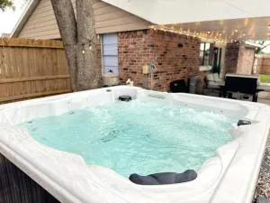 Houston Family Retreat with Hot Tub Pool Firepit - 斯塔福德