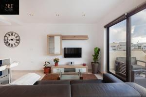 Penthouse and BBQ Kitchen Island & Massive living by 360 Estates