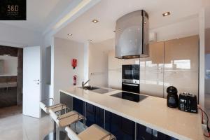 Penthouse and BBQ Kitchen Island & Massive living by 360 Estates