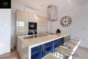 Penthouse and BBQ Kitchen Island & Massive living by 360 Estates