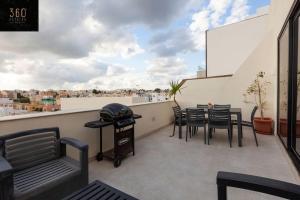 Penthouse and BBQ Kitchen Island & Massive living by 360 Estates