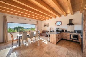 Maisons de vacances Vacation rental with pool and Jacuzzi, close to Arles - sleeps 10 : photos des chambres