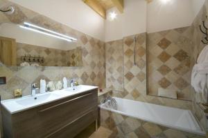 Maisons de vacances Vacation rental with pool and Jacuzzi, close to Arles - sleeps 10 : photos des chambres