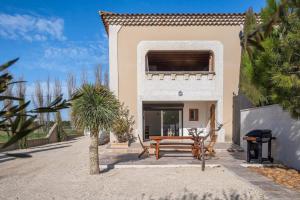 Maisons de vacances Vacation rental with pool and Jacuzzi, close to Arles - sleeps 10 : photos des chambres