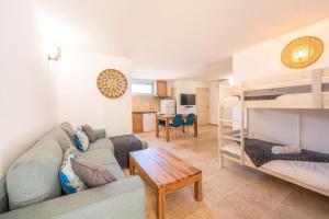 Maisons de vacances Vacation rental with pool and Jacuzzi, close to Arles - sleeps 10 : photos des chambres