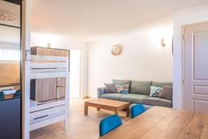 Maisons de vacances Vacation rental with pool and Jacuzzi, close to Arles - sleeps 10 : photos des chambres