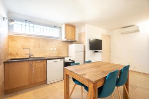 Maisons de vacances Vacation rental with pool and Jacuzzi, close to Arles - sleeps 10 : photos des chambres