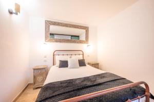 Maisons de vacances Vacation rental with pool and Jacuzzi, close to Arles - sleeps 10 : photos des chambres