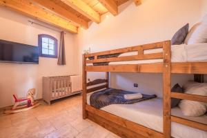 Maisons de vacances Vacation rental with pool and Jacuzzi, close to Arles - sleeps 10 : photos des chambres