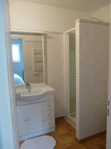 Maisons de vacances house in the countryside in the luberon with beautiful view and private swimming-pool close to bonnieux in Provence - 8 personnes : photos des chambres