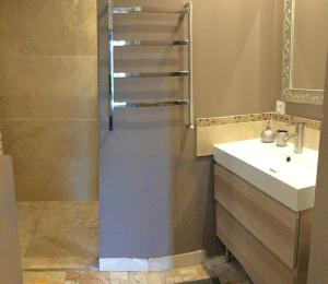 modern house with pool, near baux de provence and golfs in mouries 8 sleeps