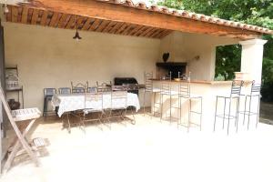 modern house with pool, near baux de provence and golfs in mouries 8 sleeps