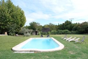 modern house with pool, near baux de provence and golfs in mouries 8 sleeps