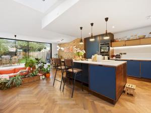 Earlham Grove - Pass the Keys