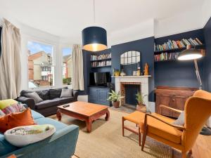 Earlham Grove - Pass the Keys