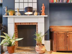 Earlham Grove - Pass the Keys