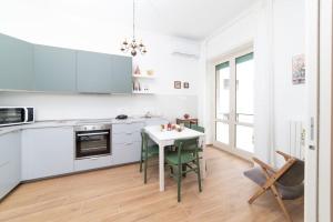 Riverside apartment with private parking