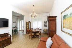 Riverside apartment with private parking