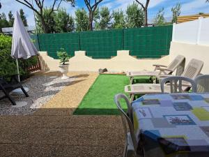 AGENCE JF IMMO - Villa climatisee 5 pers proche plage avec terrasse et parking V0387