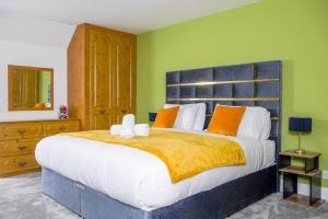 Luxury Mansion, Ideal for Contractors, Central