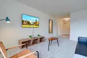 Spacious Apt w Den Perfect to Family Trip or Business - Addison Heights