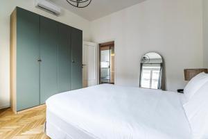 Luxury 4 bedrooms apartment in the center of Milan