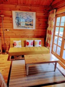 Cosy Log Cabin in Llanfoist village