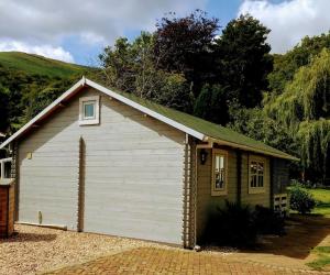 Cosy Log Cabin in Llanfoist village
