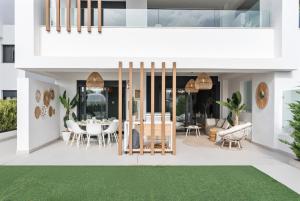 ViVi Homes - Sublime Close to the beach, Garden, Pool & Hot Tub