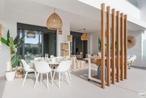 ViVi Homes - Sublime Close to the beach, Garden, Pool & Hot Tub