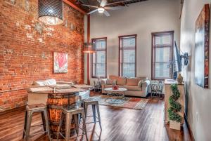 2 BR Central 2 Blocks to La Crosse Center