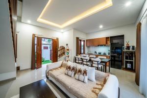 Promo!! New Rosa Villa Muding, Luxury and cozy 3Bedrooms Villa in Heart of Kerobokan with Special Office Room