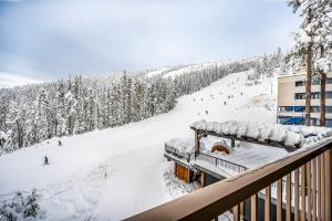 Winter Escape On Perfection - Ski In Out, Pool & Hot Tub