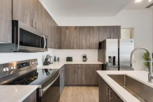 Sleek loft style 2BR I Gym I Parking I Workspace