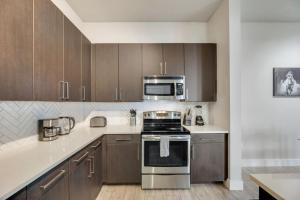 Nice 2BR I Pool I Gym I Free Parking I Workspace