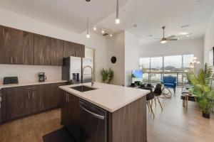 Sleek loft style 2BR I Gym I Parking I Workspace